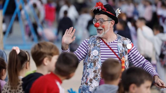 Un maestro deja claro qué deberes hay que hacer en vacaciones: “levantaos tarde y dedicad cada día a…”