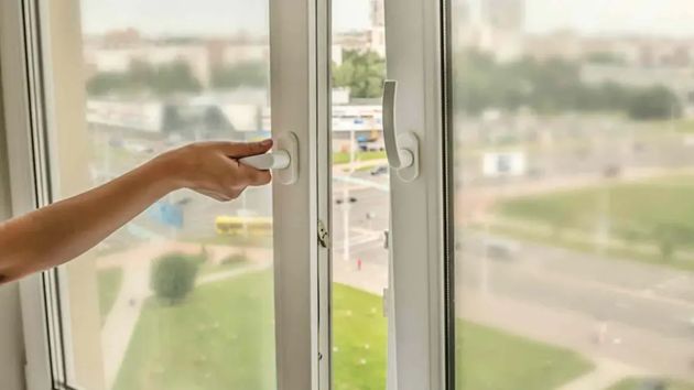 Ni a mediodía ni a la hora de la siesta: este es el mejor momento para ventilar y refrescar tu casa en los días de calor