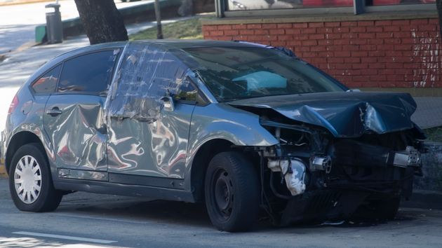 Roza un coche al aparcar, da positivo en la prueba de alcoholemia horas después, le quitan el carnet y ahora le justicia obliga a devolvérselo por no haber pruebas suficientes