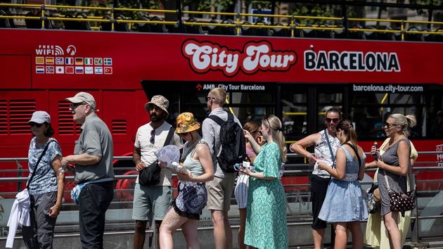 Galicia y Cataluña ya aplican una tasa turística por quedarse en ambas ciudades: "Una medida injusta y mal diseñada"