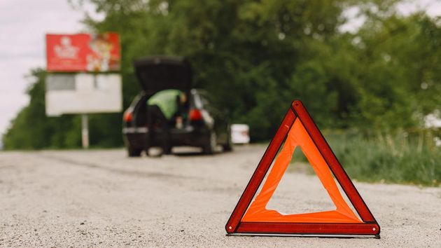 Salir o quedarse en el coche: la DGT explica qué hacer en caso de una emergencia en carretera