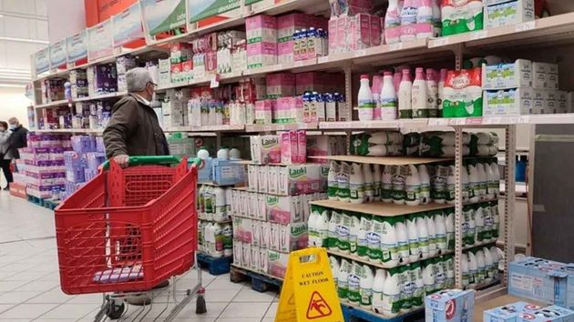 Adiós a una marca de leche histórica en España: esta famosa cadena de supermercados la retira de sus estanterías