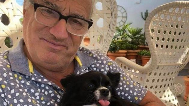 Alan (74 años): “me mudé a España para disfrutar mi jubilación y ahora cobro una pensión de 687 euros y trabajo limpiando casas y cuidando perros”