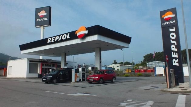 El precio de la gasolina y el diésel vuelve a bajar un 0,2% y llenar el depósito es hasta 6,4 euros más barato que el año pasado