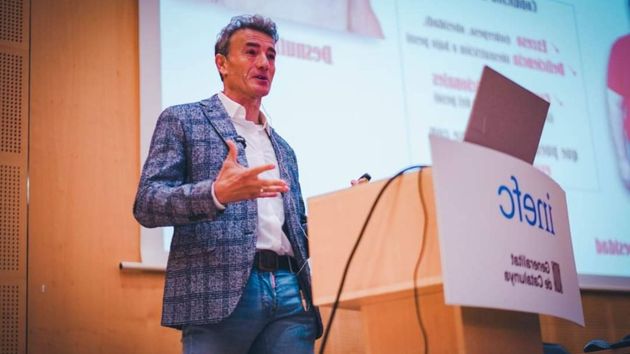 Felipe Isidro, catedrático de ejercicio físico y salud, revela cómo perder peso de verdad caminando: “puedes perder entre 2 y 3 kilos por mes”