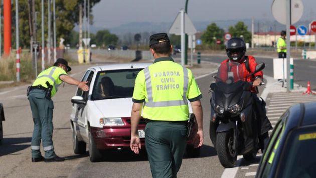 La Guardia Civil está multando con hasta 500 euros a los pasajeros de un coche por hacer esto