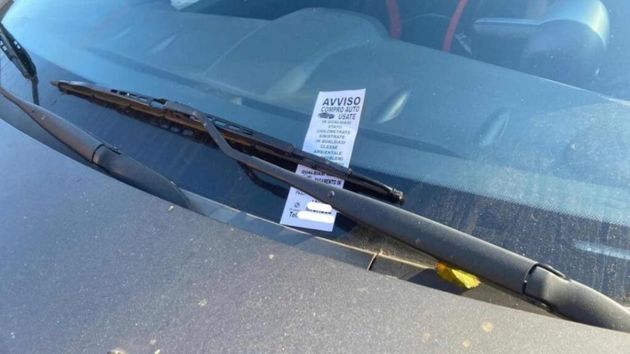 ¿Te han dejado un flyer en el parabrisas? Si pone esto, aléjate y llama a la policía: es una estafa