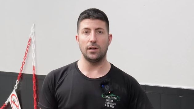 Manuel (38), limpiador de coches, sobre lo que gana trabajando: “En un día llegué a facturar 1.600 euros, pero es un trabajo duro con dolores de espalda y estar todo el día agachado”