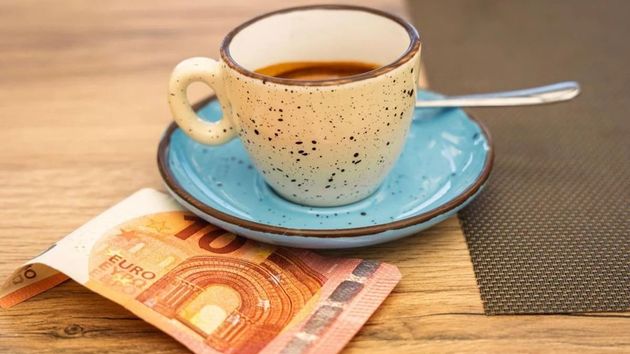 Cómo el café de cada mañana puede hacerte ahorrar casi 2.000 euros al año, según tres expertos de Wall Street