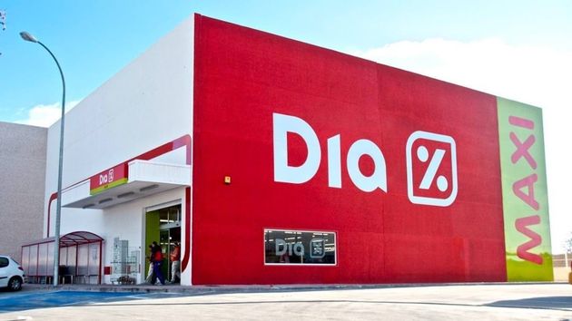 Despedido un trabajador de supermercados DIA que se aprovechó de cupones descuento y recargó 2.400 euros en tarjetas prepago: es procedente