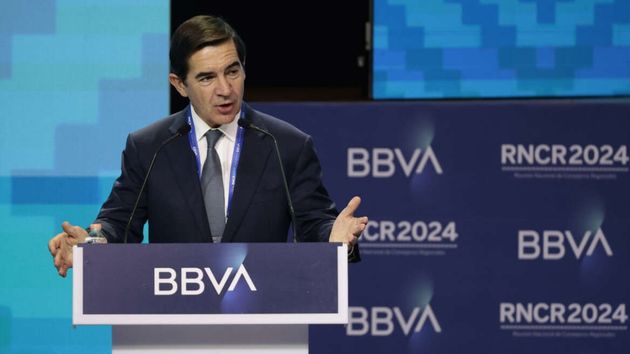 La CNMV da luz verde a la OPA de BBVA sobre el Banco Sabadell y Cuerpo pide "prudencia"