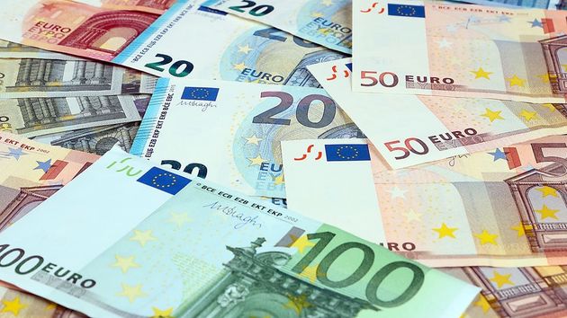 El aviso de la OCU sobre cómo ahorrar dinero en familias con sueldos bajos: "Se pueden llegar a conseguir entre 2.500 y 3.000 euros al año"