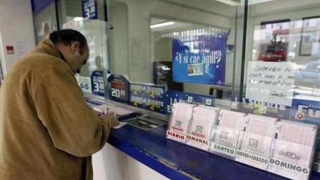 Un jubilado gana 500.000 euros en la lotería mientras llevaba a su mujer a un tratamiento contra el cáncer, pero ella no le cree