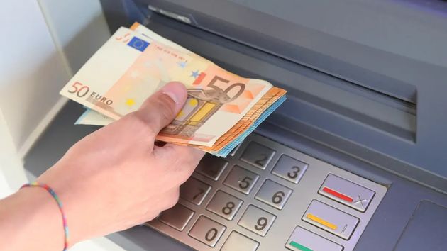 El fin de la cuenta joven gratis: la edad en la que los bancos empiezan a cobrar comisiones
