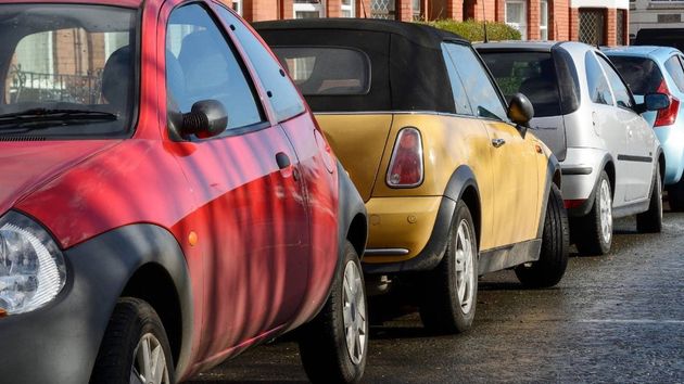 Adiós a aparcar el coche en sentido contrario: la DGT está multando con hasta 500 euros y 6 puntos
