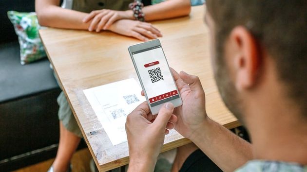 La OCU recuerda que ofrecer solo la carta del restaurante a través del QR es ilegal