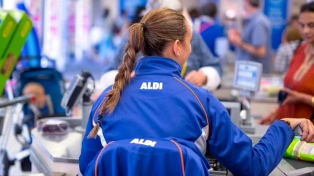 Aldi despide a una trabajadora por aplicarse descuentos en pechugas de pollo: la Justicia dice que es improcedente