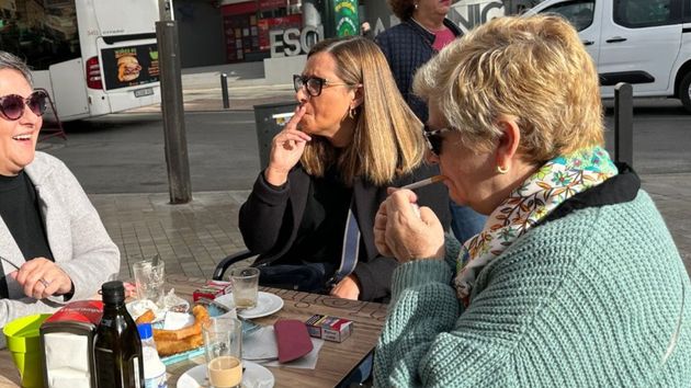 Británicos y alemanes amenazan con abandonar España por la ley del tabaco: “Si no podemos fumar en la terraza, iremos a otro sitio”