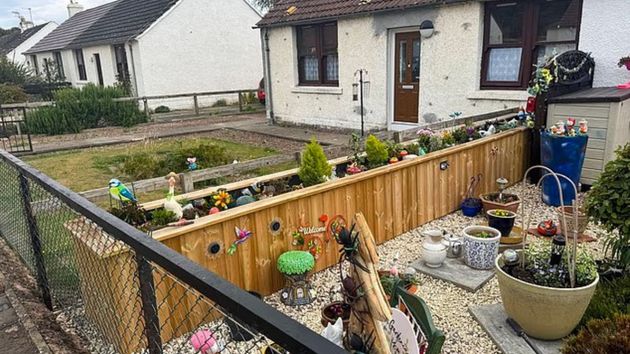 Una viuda de 74 años es denunciada por el vecino por instalar una jardinera en su propio patio: le molestaba porque pasaba demasiado tiempo cuidando las plantas