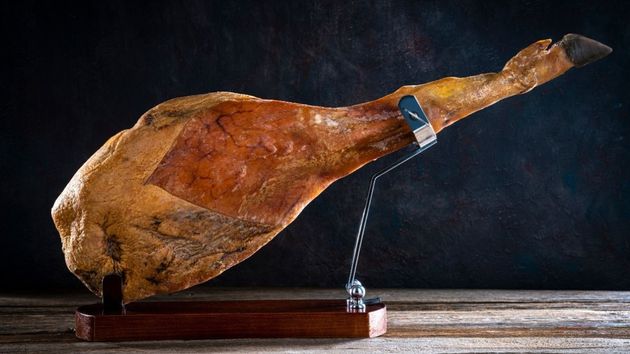 El Corte Inglés sorprende con la rebaja de un jamón 100% ibérico pata negra y regala una caña de lomo de bellota