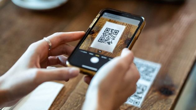 Por esto no debes fiarte de cualquier código QR que veas por la calle: vuelve la estafa más común de la pegatina falsa