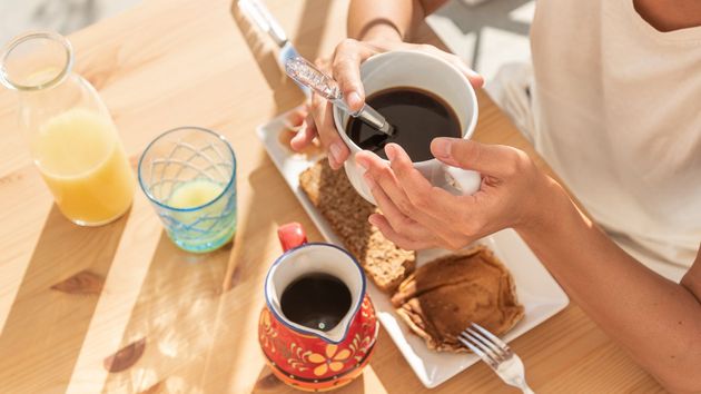Desayunar en España es un lujo según los expertos: el precio se dispara y solo la tostada con aceite se salva