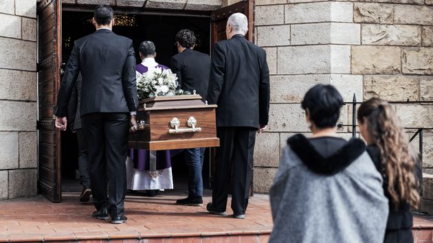 Una heredera obligada a pagar más de 4.267,48 euros por el entierro de su hermano por un servicio funerario que ella no contrató