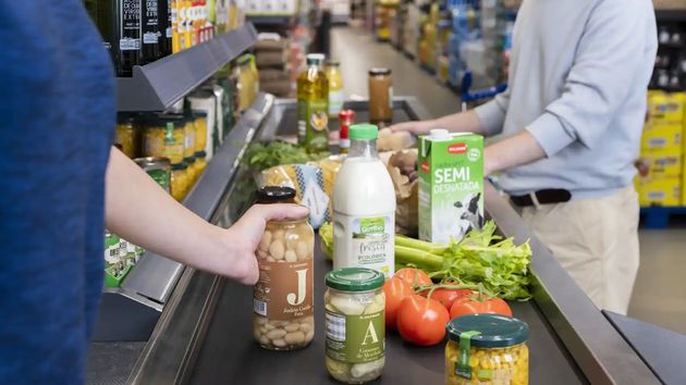 ¿Pueden registrar tu bolso en un supermercado? La ley dice cuándo sí y cuándo no