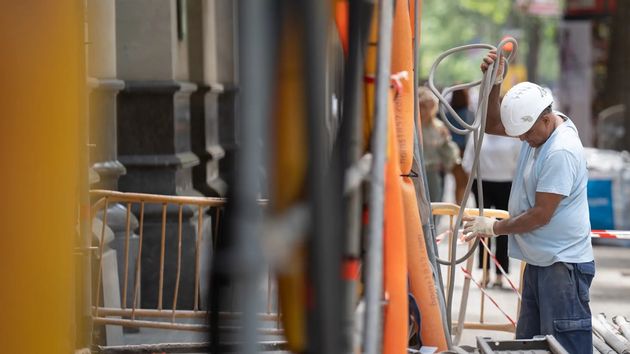La patronal de la construcción advierte de que un registro horario más estricto recortaría hasta un 27% los sueldos