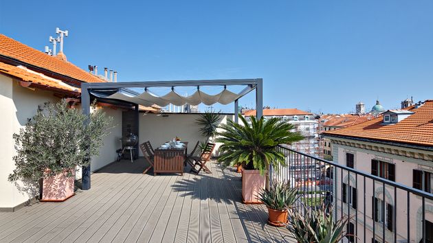 Instalan una pérgola en la terraza sin permiso de la comunidad de vecinos y la justicia les obliga a demolerla y pagar 8.000 euros a la vecina por los daños