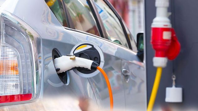 Los ladrones de cobre ponen en jaque al coche eléctrico: asaltan los cables de carga "a pleno día y con sierra"