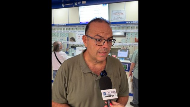 Jesús Ibáñez, dueño de una administración de lotería: “Nosotros recibimos solo 90 céntimos por cada décimo de Lotería de Navidad. Estamos hablando de que Hacienda se lleva 19,10 euros”