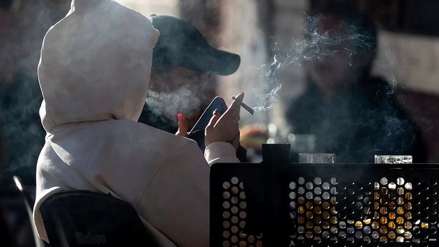 Multas de hasta 100 euros a los padres de menores que fumen: la Ley Antitabaco incluye nuevas sanciones