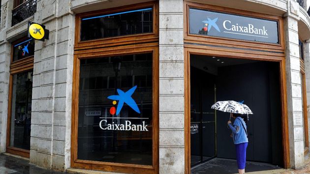 Despiden a la directora de una oficina de CaixaBank que cobraba 7.345 euros al mes por irse a la peluquería en horario laboral