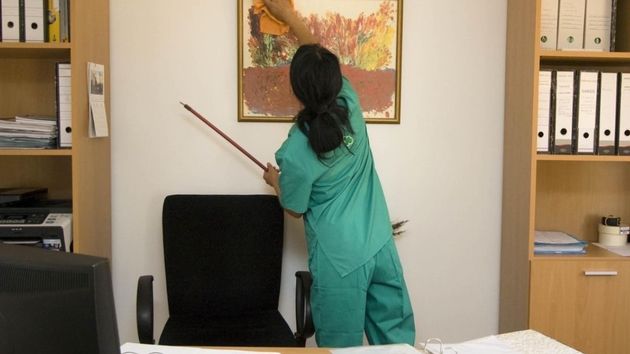 El SEPE publica empleo fijo sin estudios ni experiencia: limpieza, mantenimiento, albañiles...
