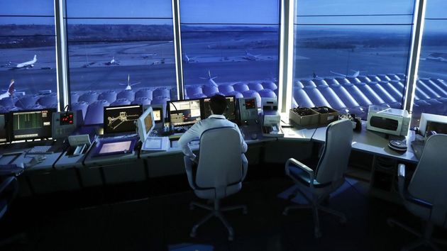 Así es el día a día de un controlador aéreo: 48 días de vacaciones al año y hasta más de 200.000 euros de sueldo
