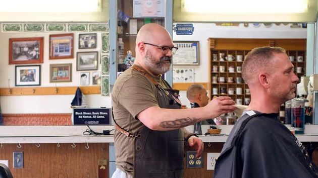 A los 31 años decidí dejar mi trabajo de enfermero y convertirme en barbero: Bromeo diciendo que ofrezco terapia en el sillón