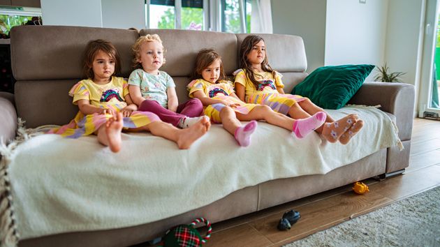 Un casero amenaza con desahuciar a su inquilina por cuidar niños en la vivienda alquilada: la comunidad de vecinos los quiere fuera por ser una fuente de ruido y molestias