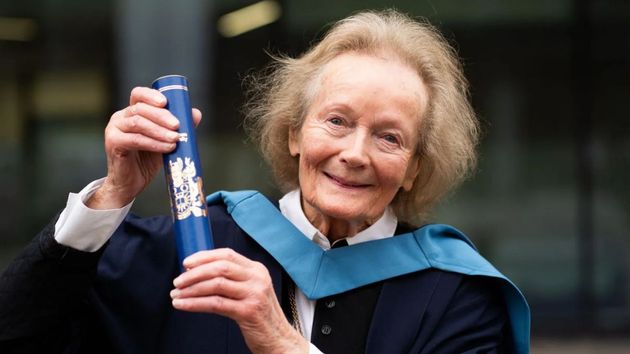 Una bisabuela se gradúa en la universidad con 90 años: “Si yo puedo hacerlo, cualquiera puede. Nunca es demasiado tarde”