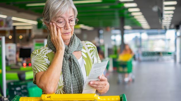 Una jubilada no puede pagar la compra en el Lidl, un cliente acude en su ayuda y el resto reacciona de forma sorprendente