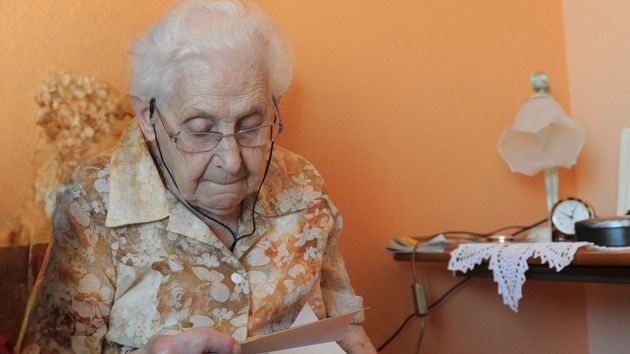 48 años después de solicitar el trabajo de sus sueños, una mujer de 70 años descubre por qué nunca recibió respuesta