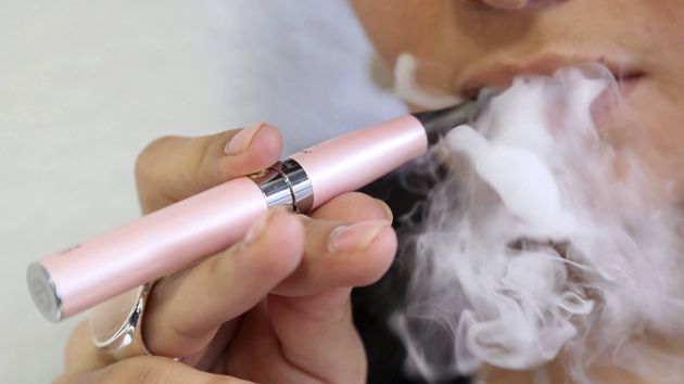 China y la OMS juegan a dos bandas con el tabaco y amenaza con llenar España de vápers falsos
