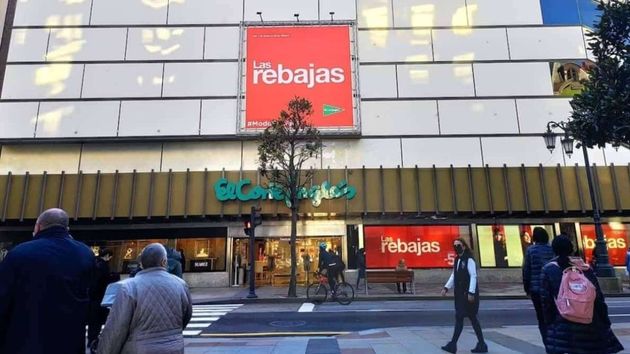 El Corte Inglés despide a una trabajadora que modificó las etiquetas de varios productos para que una clienta ahorrase 44 euros: es improcedente y tendrán que pagarle 36.126 euros