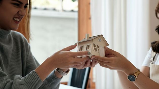 Una mujer intenta dejar a su hermana sin herencia alegando que su madre la había dado la casa familiar: no tiene pruebas y la justicia la obliga a repartirla entre ambas