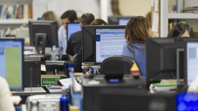 Dar incentivos a los empleados “que van todos los días a trabajar”: el plan del PP para acabar con el absentismo