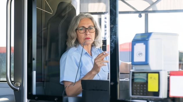 Una conductora de autobús de 57 años logra una incapacidad permanente de 2.500,42 euros por su consumo de alcohol y cannabis unido a un trastorno depresivo: la justicia lo avala