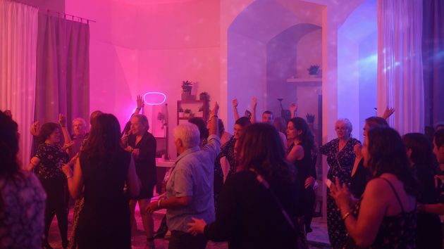 Un hombre de 60 años desata la polémica en su comunidad de vecinos por sus continuas fiestas: se oyen “gritos de placer e incluso el sonido de látigos”
