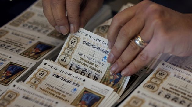 La ley de Loterías explica que pueden cobrarte un 20% extra al comprar tu décimo de Lotería de Navidad en estos casos
