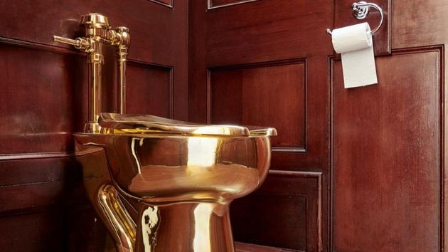 Venden un inodoro de oro por 12,1 millones de dólares en Nueva York: así es el retrete de Maurizio Cattelan