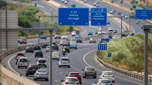 Si voy conduciendo por una autopista y me paso una salida, ¿puedo volver a ella circulando marcha atrás? Esto es lo que dice la DGT